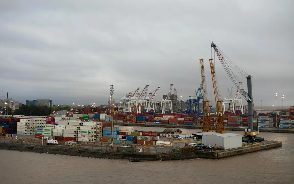 Container port with shipping containers and cranes