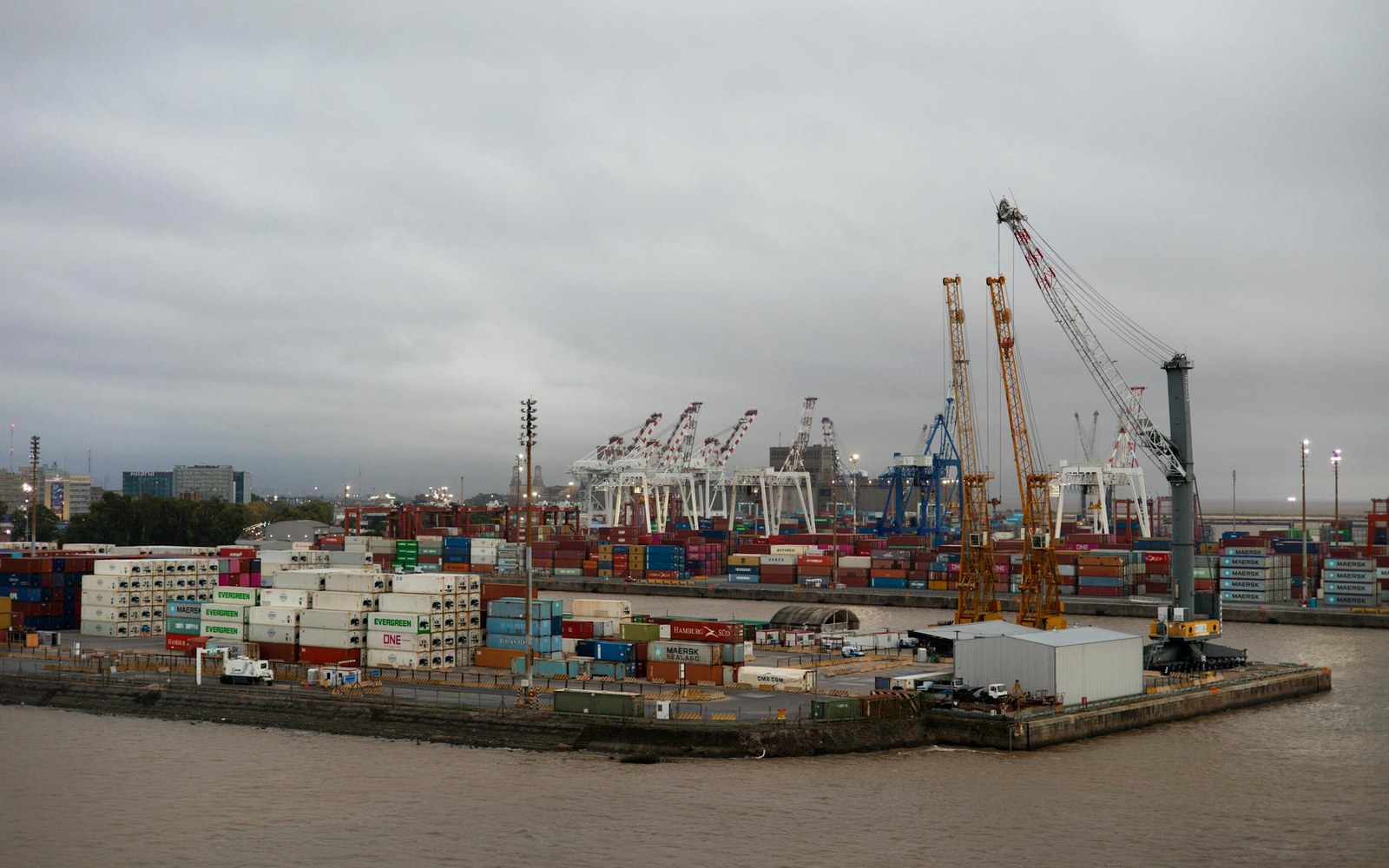 Container port with shipping containers and cranes