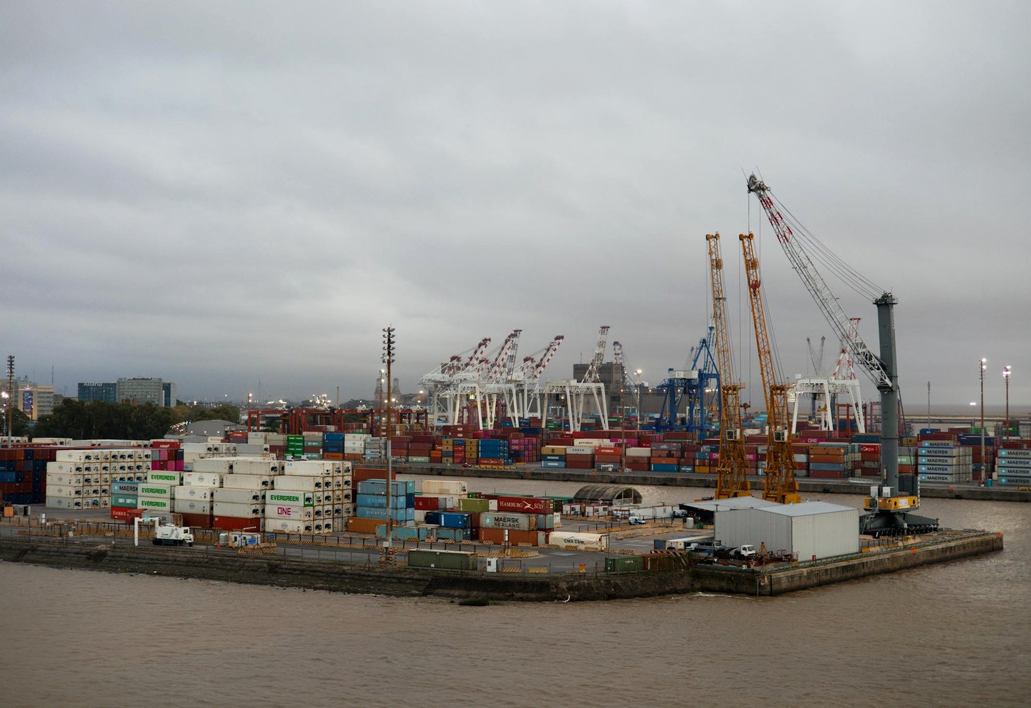 Container port shipping and final transport delivery